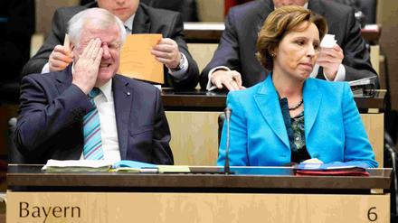 CSU-Parteichef Horst Seehofer stellt sich offiziell vor seine Staatskanzleichefin Christine Haderthauer. Im Hintergrund dürfte es brodeln.