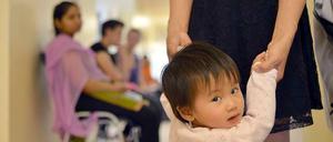 Patienten in einem Wartezimmer in Berlin.