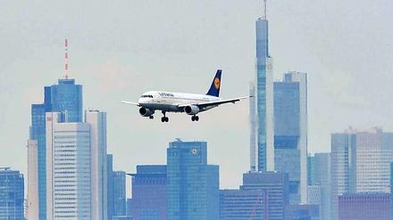 Ein Airbus im Landeanflug auf den Frankfurter Flughafen. Die Branche wünscht sich bessere Risikoeinschätzungen für den Überflug von Krisengebieten. 