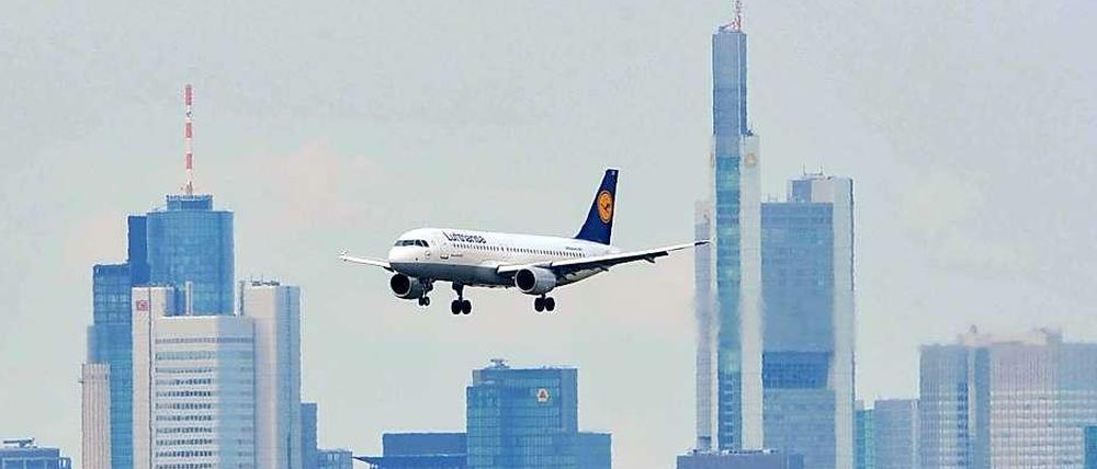 Ein Airbus im Landeanflug auf den Frankfurter Flughafen. Die Branche wünscht sich bessere Risikoeinschätzungen für den Überflug von Krisengebieten.