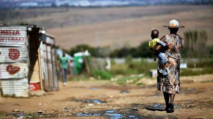 Viele Kinder in Afrika können sich keine Schulbücher leisten und werden häufig nicht satt.