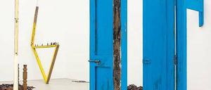 Tür ins Leere. Und im Bildhintergrund steht der Dachfirst kopf. 