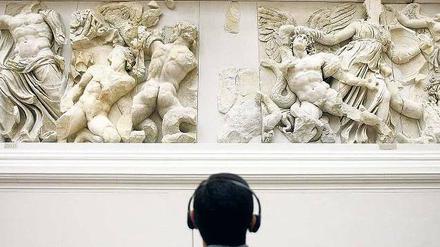 Ehrfurcht, über die Ohren eingehaucht – und gleich wieder verweht? Besucher vor einem Ausschnitt des Pergamon-Frieses. 
