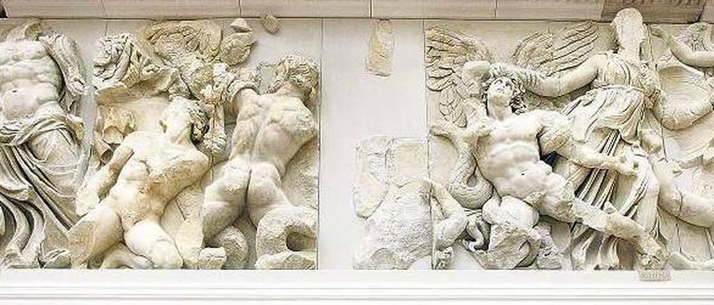 Ehrfurcht, über die Ohren eingehaucht – und gleich wieder verweht? Besucher vor einem Ausschnitt des Pergamon-Frieses. 