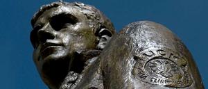 Dieses Denkmal, das einen Anführer der UCK zeigt, soll zwar nicht gestürzt werden. Wohl aber einige der heute an den Schaltstellen in Kosovo sitzenden ehemaligen Anführer der Befreiungsarmee.