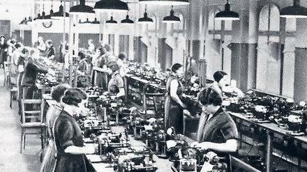 Glühbirnenfabrikation im Osram-Werk. In der ersten Hälfte des 20. Jahrhunderts war da noch viel zu tun. 2011 produzierte Osram die letzte Glühbirne in Deutschland.