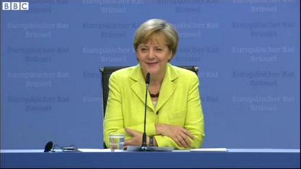 Milde lächelt Bundeskanzlerin Angela Merkel über das Geburtstagsständchen des ZDF-Journalisten Udo van Kampen.