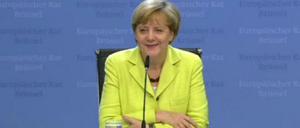 Milde lächelt Bundeskanzlerin Angela Merkel über das Geburtstagsständchen des ZDF-Journalisten Udo van Kampen. 