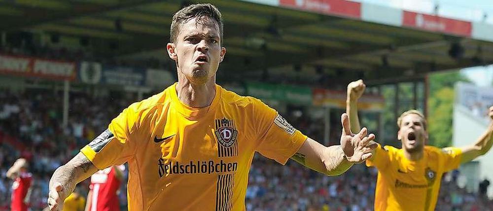Dresdens Dennis Erdmann jubelt über seinen Treffer zum 1:0.