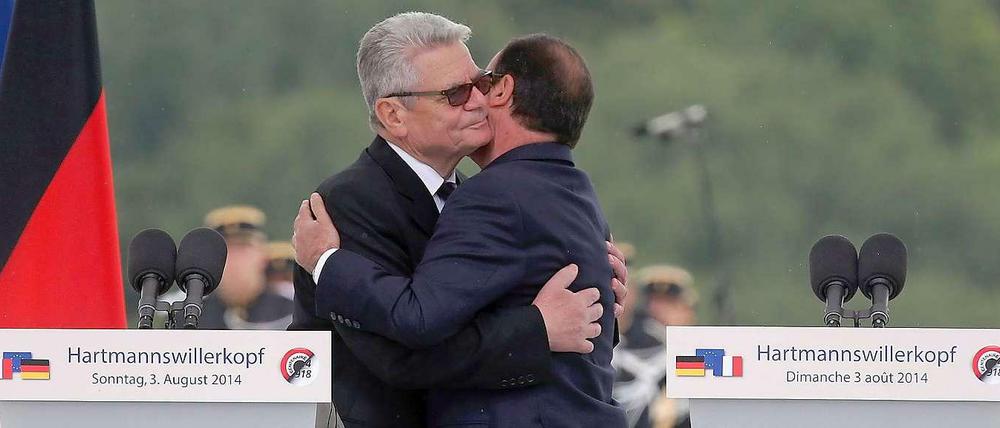 Joachim Gauck und Francois Hollande bei ihrer Umarmung auf dem Hartmannsweilerkopf.