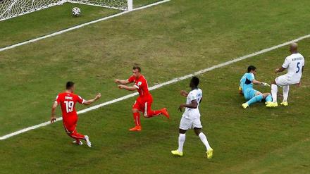 Am Tag, als Xherdan dreimal traf. Shaqiri jubelt hier mit Josip Drmic über sein zweites Tor gegen Honduras.