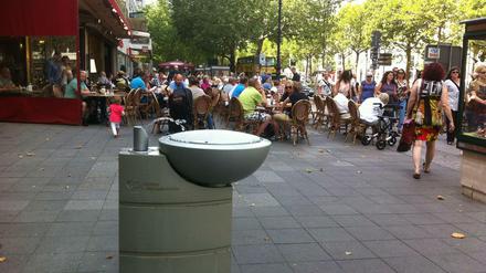 Treffpunkt für Nassauer. Die neuen Frischwasserbrunnen der Wasserbetriebe haben nicht mehr den Charme ihrer kaiserlichen Vorgänger. Beliebt und belebend sind sie trotzdem – wie hier am Kurfürstendamm.