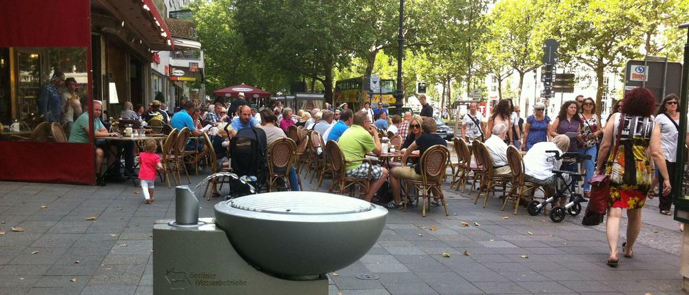 Treffpunkt für Nassauer. Die neuen Frischwasserbrunnen der Wasserbetriebe haben nicht mehr den Charme ihrer kaiserlichen Vorgänger. Beliebt und belebend sind sie trotzdem – wie hier am Kurfürstendamm.