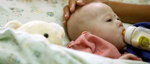 Die Leihmutter Pattharamon Janbua ist mit ihrem Sohn Gammy in einer Privatklinik untergekommen. Die junge Frau hatte Zwillinge für ein australisches Paar ausgetragen, das nur die gesunde Schwester haben wollte.