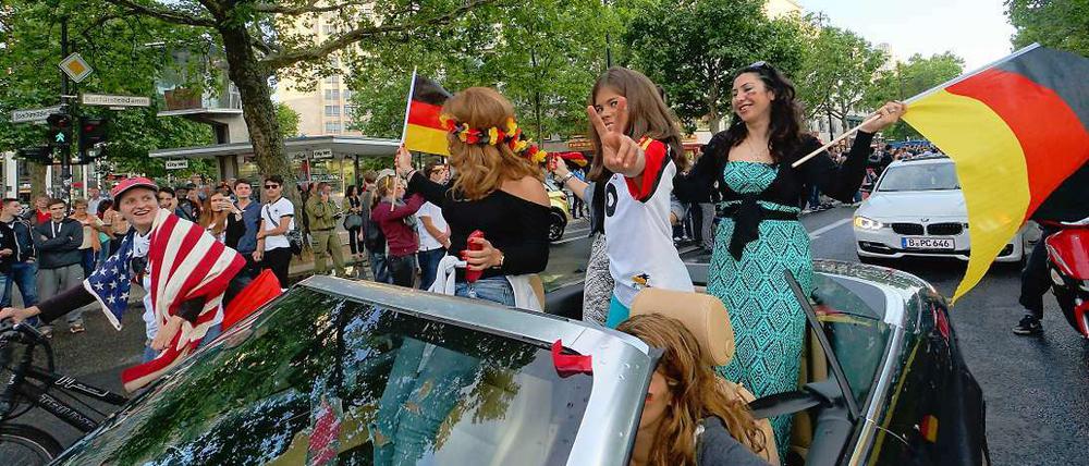 Immer wieder bei deutschen Siegen geht auf dem Ku'damm die Post ab.