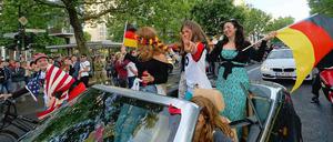 Immer wieder bei deutschen Siegen geht auf dem Ku'damm die Post ab.