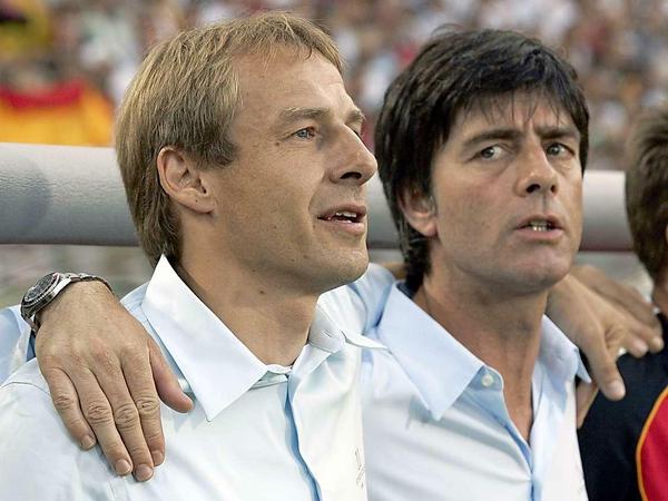 Der damalige Bundestrainer Jürgen Klinsmann und sein damaliger Assistent Joachim Löw singen die Nationalhymne bei der Fußball-Weltmeisterschaft 2006 in Deutschland.