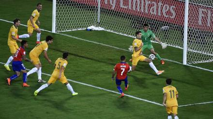 Frühe Führung. Alexis Sanchez trifft rechts ins Eck zum 1:0 für Chile.