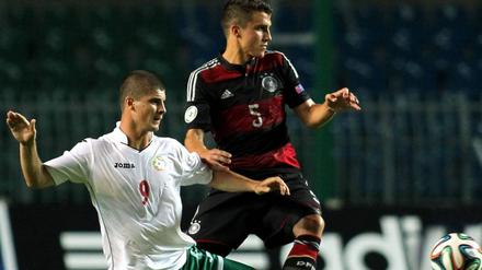 Mit allen Mitteln. Laut dem Fußballverband Bulgariens wurde versucht, Spiele der bulgarischen U-19-Auswahl bei der EM zu manipulieren. Das Team – hier gegen den späteren Europameister Deutschland – schied mit drei Vorrunden-Niederlagen und 0:5 Toren aus. 