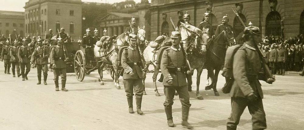 Auf dem Weg an die Front. Bilder wie diese mit abrückenden Soldaten Unter den Linden waren vor 100 Jahren Alltag in Berlin. Auf einen brauchbaren Stahlhelm musste das Heer noch bis 1916 warten.