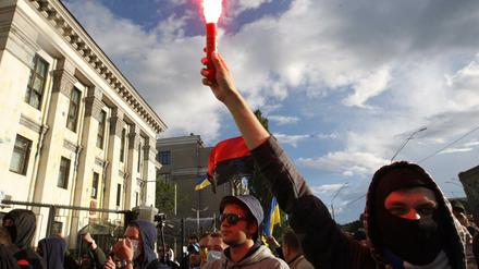 Nachdem am Samstag von pro-russischen Separatisten ein Militärflugzeug der Ukraine abgeschossen wurde, protestierten wütende Ukrainer in Kiew gegen Putin.