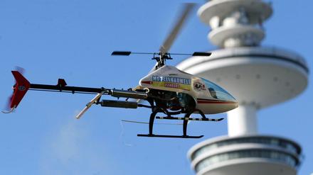 Ein Modell-Hubschrauber des Typs "Logo 600 SE" bei der Messe Modellbauwelt in Hamburg. 