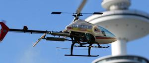 Ein Modell-Hubschrauber des Typs "Logo 600 SE" bei der Messe Modellbauwelt in Hamburg.