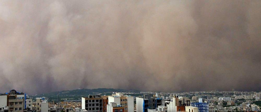 Ein gewaltiger Sandsturm zieht über Teheran hinweg.