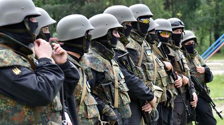 Freiwillige für die reguläre Armee der Ukraine trainieren nahe Kiew.