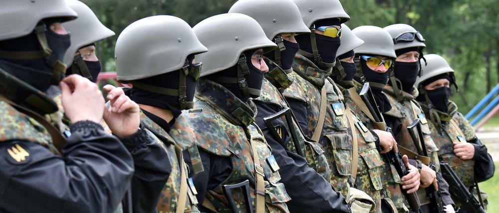Freiwillige für die reguläre Armee der Ukraine trainieren nahe Kiew.