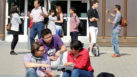 Studierende vor der Rostlaube der Freien Universität