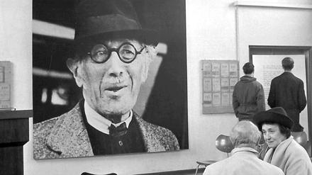 Ein Foto von Alfred Kerr hängt 1961 im Münchner Theatermuseum.