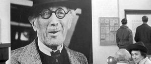 Ein Foto von Alfred Kerr hängt 1961 im Münchner Theatermuseum.