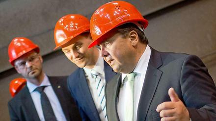 Wirtschaftsminister Sigmar Gabriel (SPD, r.) will die Industrierabatte neu gewichten.