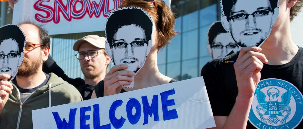 Aktivisten der Piratenpartei werben vor dem Bundestag mit Snowden-Masken für die Einreise des Whistleblowers