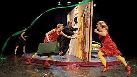 Doppeltes Spiel: Guylaine Hemmer (Luise) und Anna Trimper (Lotte) in der Kästner-Adaption des Atze Musiktheaters.
