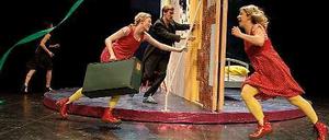 Doppeltes Spiel: Guylaine Hemmer (Luise) und Anna Trimper (Lotte) in der Kästner-Adaption des Atze Musiktheaters.