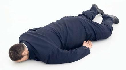 Gefallener Engel? He Xiangyus Plastik „The Death of Marat“ zeigt einen täuschend echten Ai Weiwei am Boden.