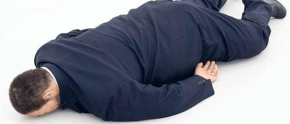 Gefallener Engel? He Xiangyus Plastik „The Death of Marat“ zeigt einen täuschend echten Ai Weiwei am Boden.