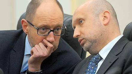Präsident Alexander Turtschinow (rechts) im Gespräch mit Ministerpräsident Arsenij Jazenjuk (links).