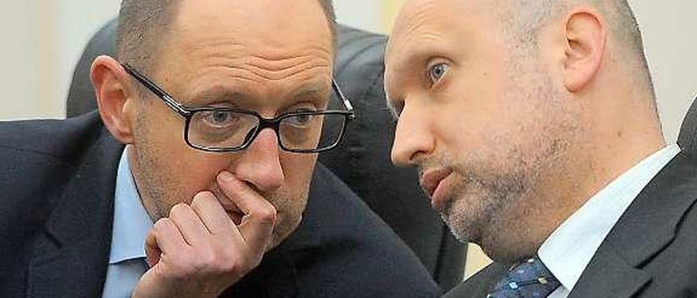 Präsident Alexander Turtschinow (rechts) im Gespräch mit Ministerpräsident Arsenij Jazenjuk (links).