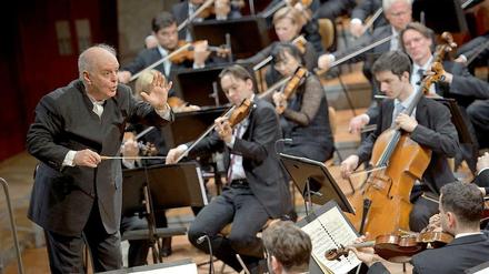 Feierlaune am 1. Mai: Daniel Barenboim am Pult der Berliner Philharmoniker.
