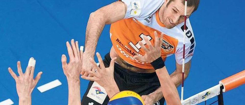 Zwei Matchbälle: Die Volleys um Scott Touzinsky brauchen noch einen Sieg, um die "Best of five"-Serie für sich zu entscheiden.