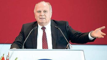 Uli Hoeneß bei einer Mitgliederversammlung des FC Bayern. 