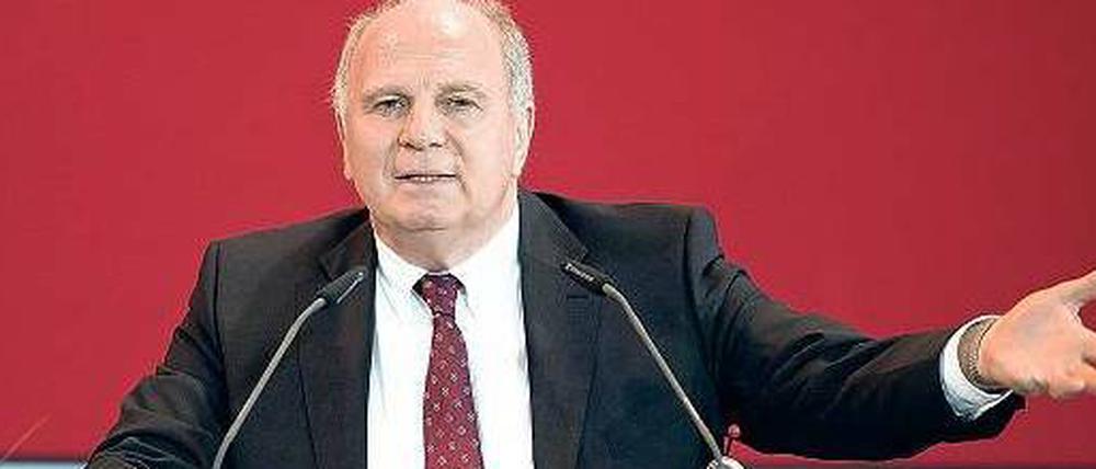 Uli Hoeneß bei einer Mitgliederversammlung des FC Bayern. 