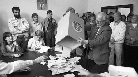 Zählen, bitte. Bei Wahlen in der DDR war das positive Ergebnis stets schon programmiert. Doch am 7. Mai 1989 gelang es Oppositionsgruppen erstmals, die falschen amtlichen Ergebnisse im Ostteil Berlins (hier ein Foto aus dem Wahllokal am Ernst-Thälmann-Park) durch eigene Zählungen zu korrigieren. Ein Anfang vom Ende der DDR.