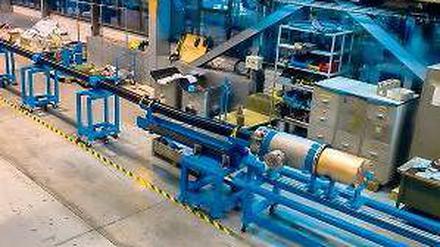 Ein Traum auf Blau. Auf den farbigen Stützen liegt das Hochleistungskabel. Gekühlt auf minus 250 Grad Celsius leitet es Strom fast verlustfrei. Nun sollen Tests im größeren Maßstab folgen.