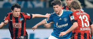 Unhaltbar. Schalkes Torschütze Klaas-Jan Huntelaar umkurvt hier Herthas Per Skjelbred – Nico Schulz kann nur zuschauen.