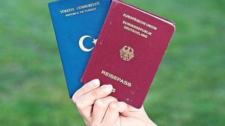 Zwei Pässe darf behalten, wer bei Vollendung des 21. Lebensjahres acht Jahre in Deutschland gelebt oder sechs Jahre lang eine Schule besucht hat. Ein in Deutschland erworbener Schulabschluss beziehungsweise eine abgeschlossene Berufsausbildung reichen ebenfalls aus. Foto: Daniel Bockwoldt/dpa