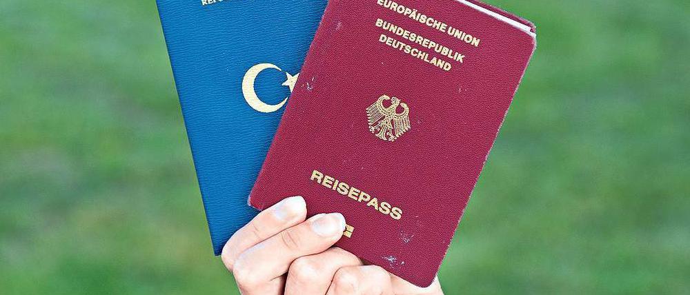 Zwei Pässe darf behalten, wer bei Vollendung des 21. Lebensjahres acht Jahre in Deutschland gelebt oder sechs Jahre lang eine Schule besucht hat. Ein in Deutschland erworbener Schulabschluss beziehungsweise eine abgeschlossene Berufsausbildung reichen ebenfalls aus. Foto: Daniel Bockwoldt/dpa